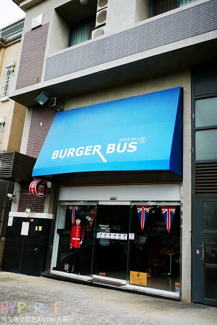 Burger Bus漢堡巴士 -以英式漢堡輕食為主的早午餐，最近推出豪可愛的聖誕限定&#127861;抹茶歐蕾-聖誕樹&#127876;很繽紛又超應景的捏~ @強生與小吠的Hyper人蔘~