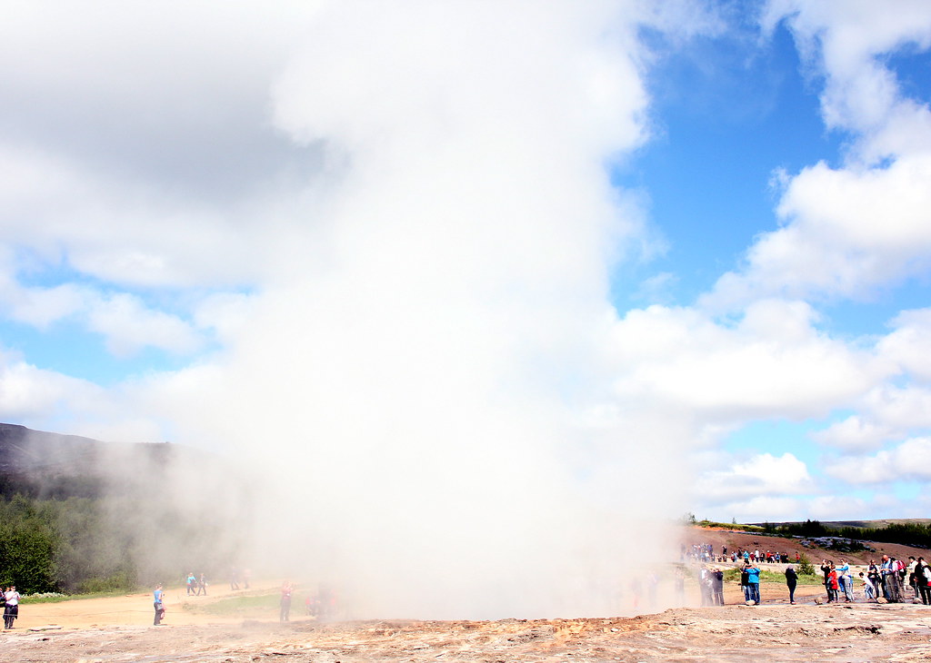 haukadalur-strokkur-geyser-erupt