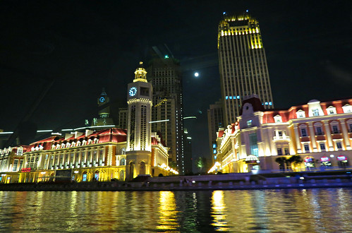 Evening river cruise in Tianjin