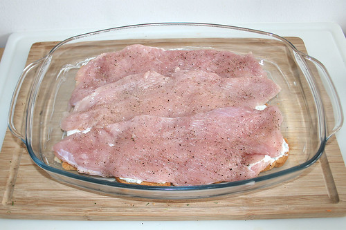 41 - Putenschnitzel auflegen / Add turkey escalopes