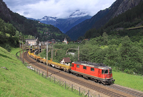 claro electric switzerland post mail merci pass railway sbb cargo locomotive bahn gotthard re44 e420 11249 11278 gurtnellen