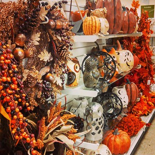 Ohhhh... It's the most wonderful time of the year!!!! Now these silly 80 degree temps can go bye-bye... #love #fall #foliage #decorations #pumpkins #leaves #fallcolors #newengland