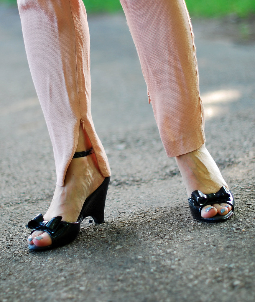 Black strappy bow heels with blush pink