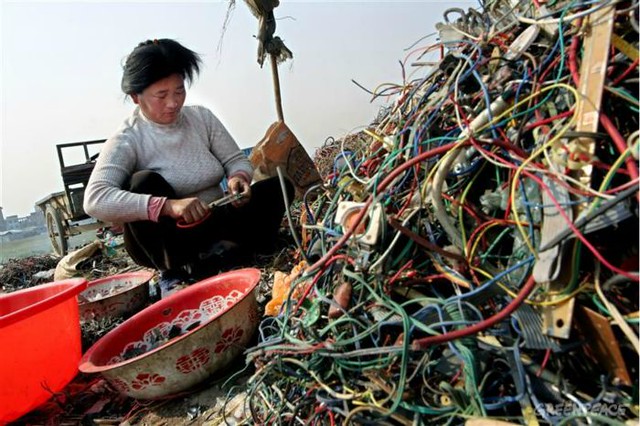 1_guiyu-woman-strips-wires.jpg