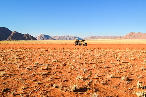 Cycling the D707, between the Tiras mountains and the Namib desert