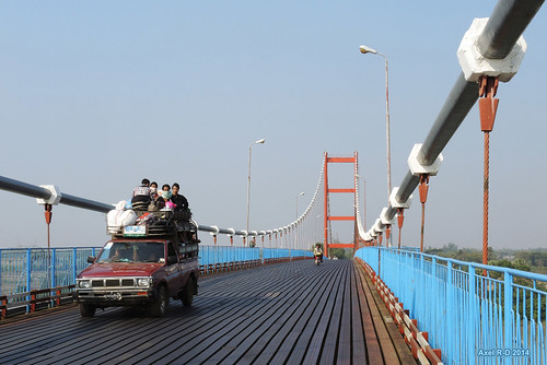 bridge suspension burma camion myanmar personnes pontsuspendu mawlamyine