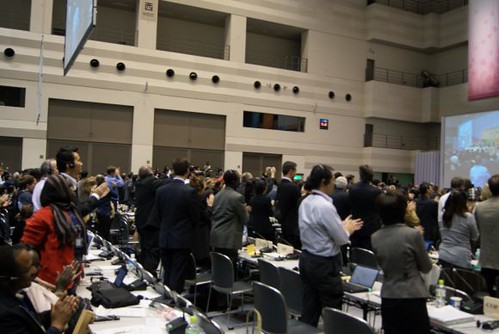 愛知大會通過名古屋議定書，各國與會者起立鼓掌慶祝。潘紀揚攝。