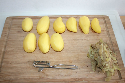 19 - Kartoffeln schälen / Peel potatoes