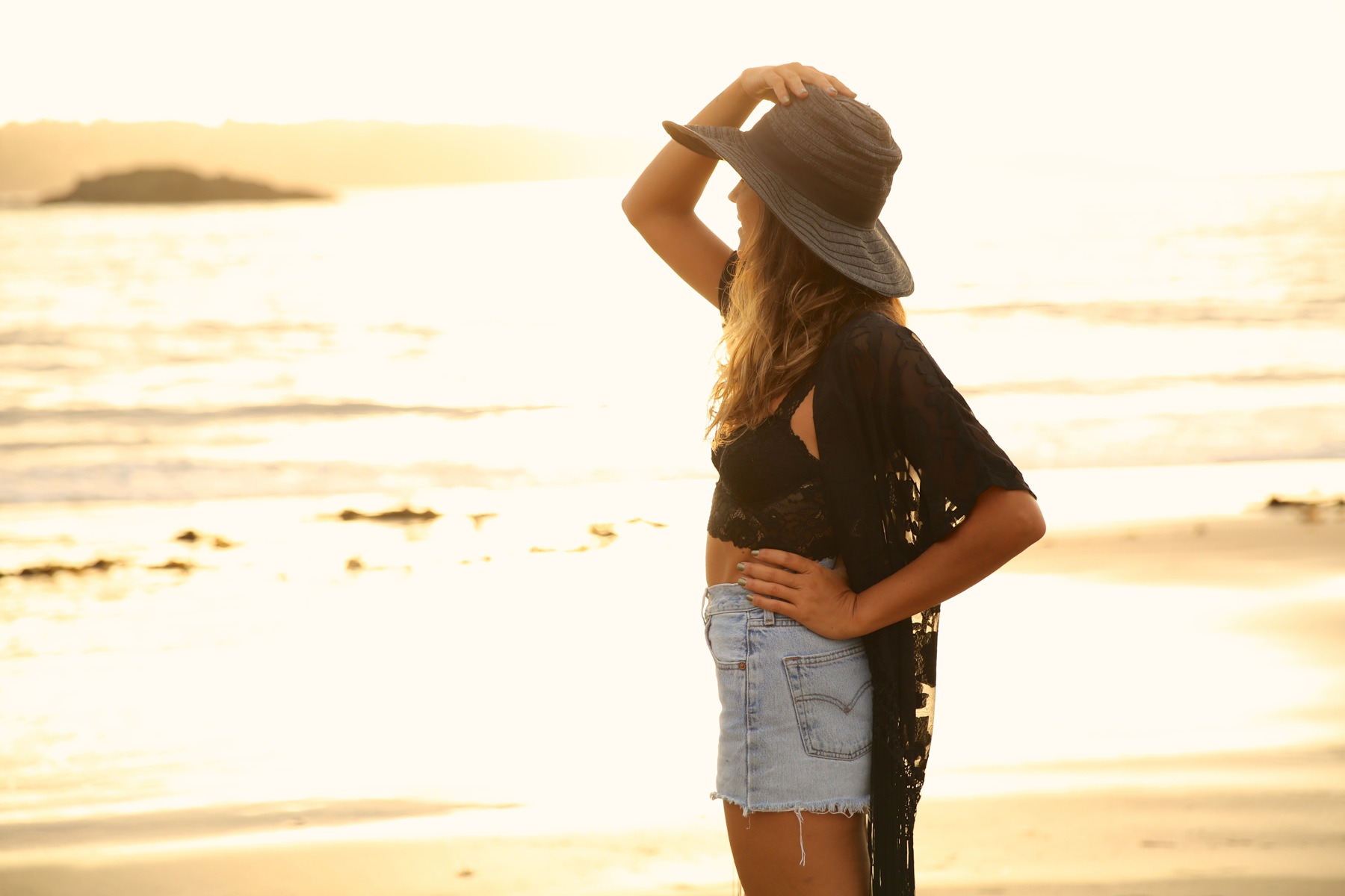 trendy_taste-look-outfit-street_style-ootd-blog-blogger-fashion_spain-moda_españa-sunset-verano-kimono-summer-levi&#x27;s-denim_shorts-shorts_vaqueros-sombrero-pamela-hat-11