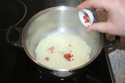 24 - Chili addieren & kurz mit anbraten / Add & braise chilis