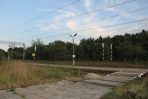 railroad station canon crossing platform tracks entrance poland polska rail railway pedestrian signals access pkp lubelszczyzna lubelskie d297 canoneos550d canonefs18135mmf3556is wólkaokopska d2963