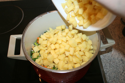 32 - Kartoffeln in Topf geben / Add potatoes