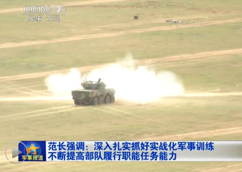 青藏高原驻训的济南军区第54集团军某部ZTL09型8X8轮式105毫米突击车实弹射击。