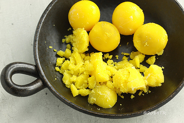 蛋黃甜心：67℃蛋黃球、香草糖 Sweet yolk : Billes de jaune d'œuf à 67 °C, cristaux de vanille-20140910