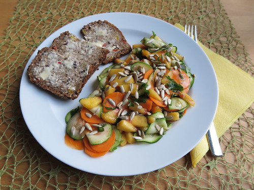 Zucchini-Möhren-Pfirsich-Salat