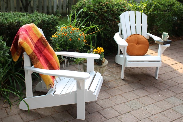 behr-marquee-exterior-paint-outdoor-chairs