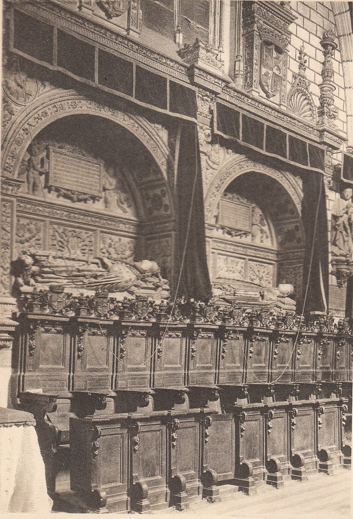 Interior de la Catedral de Toledo a principios del siglo XX. Fotografía de Henri Bertault-Foussemagne  publicada en el libro L´Espagne, provinces du Nord, de Tolède a Burgos de Octave Aubry en 1930