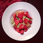 couscous-salat mit avocado und erdbeeren