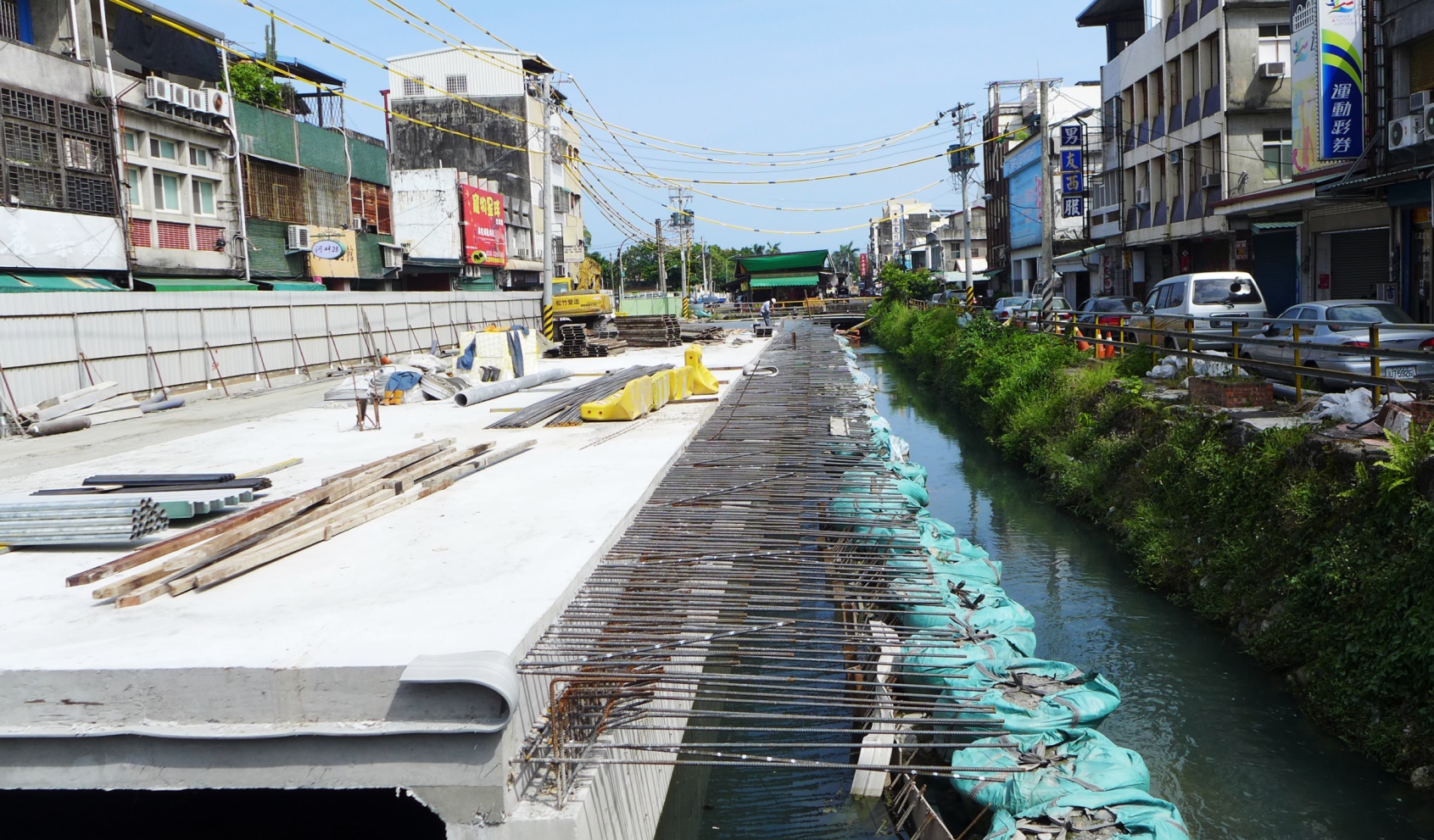 整建中的紅毛溪下水道工程(後方綠色棚架為重慶市場)。(圖片來源：陳文姿)