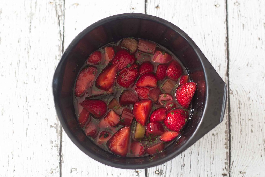 Friske jordbær, creme anglaise, jordbærsorbet & brændt hvid chokolade - Madbloggerudfordringen