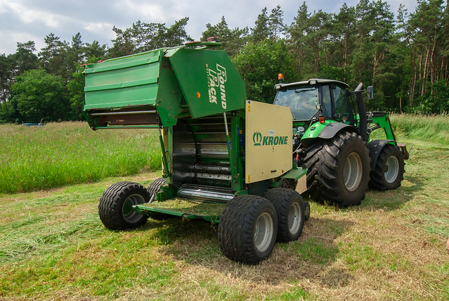 Traktor mit Rundballenpresse from Flickr via Wylio
