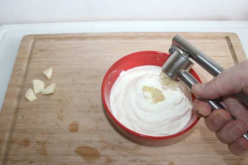 39 - Knoblauch dazu pressen / Add garlic