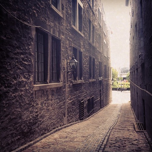 Alleys are cool #oldmontreal #latergram