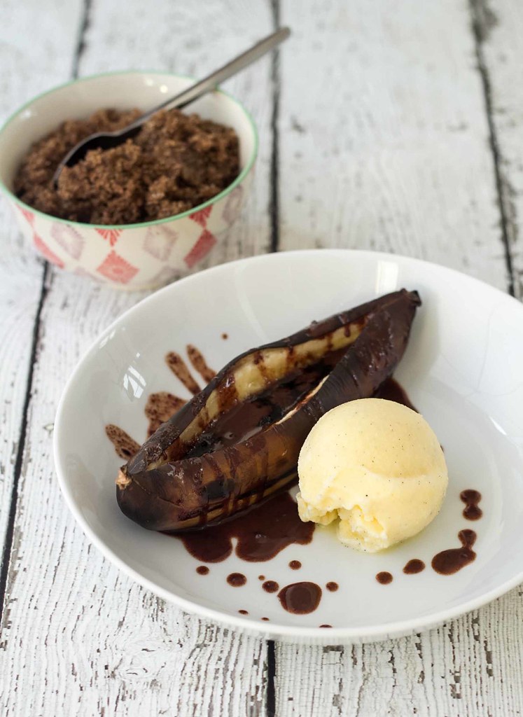 Grillet banan med brun farin, vaniljeis & chokoladesauce (4)