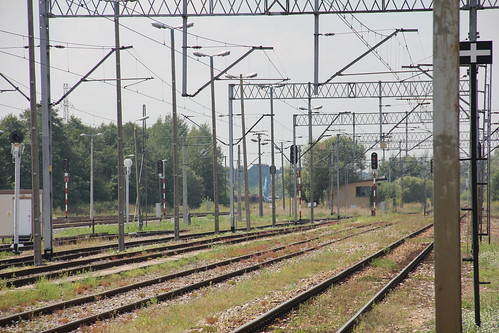 railroad building station canon tracks poland polska rail railway signals pkp lubelszczyzna dorohusk lubelskie d297 canoneos550d canonefs18135mmf3556is interlockingpost d2963