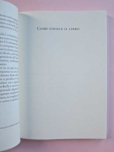 Come finisce il libro, di Alessandro Gazoia (Jumpinschark). minimum fax 2014. Progetto grafico di Riccardo Falcinelli. Titolo del testo, dopo la prefazione, stampatello, centrato in alto, prima lettera in corpo maggiore: a pag. 41 (part.), 1