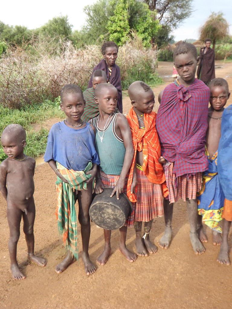 Karamoja, enfants du village | African people, Outdoor 