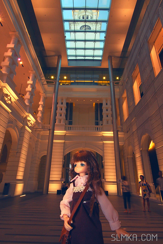 Mia touring around the main hall