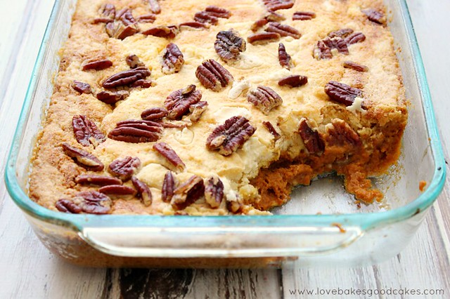 Full of Fall flavor, this Pumpkin Dump Cake is so easy and delicious! #pumpkin #cake #fallrecipes