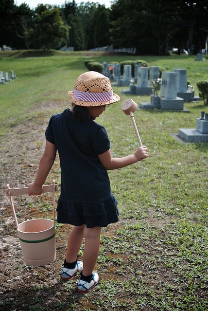 SAKURAKO visits a grave.