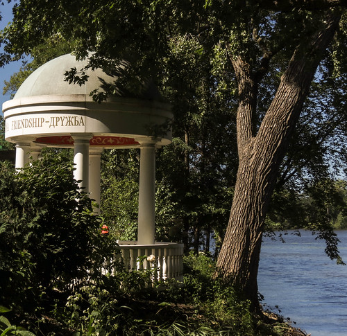 park wisconsin midwest scenery scenic pavilion lacrossewisconsin gardendecor gardenlandscape friendshipgarden riversideinternationalfriendshipgarden