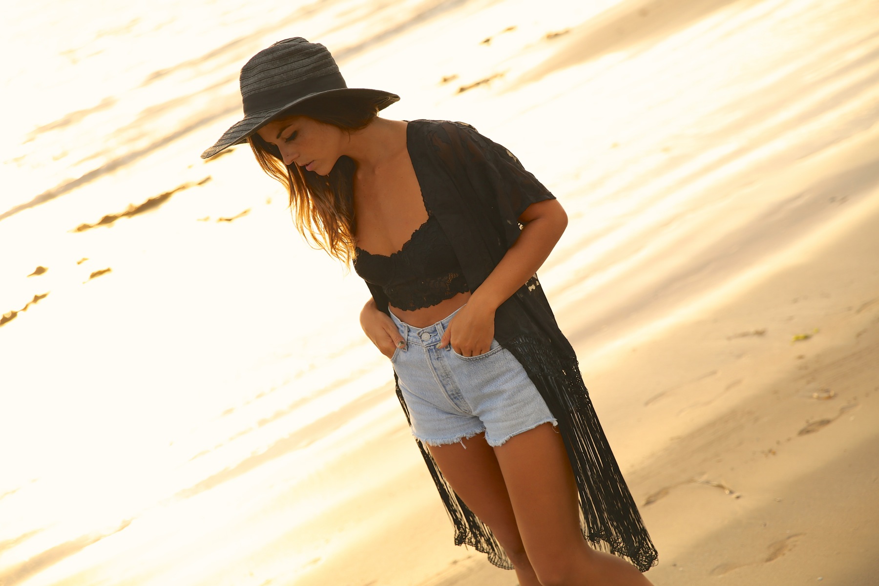 trendy_taste-look-outfit-street_style-ootd-blog-blogger-fashion_spain-moda_españa-sunset-verano-kimono-summer-levi&#x27;s-denim_shorts-shorts_vaqueros-sombrero-pamela-hat-4
