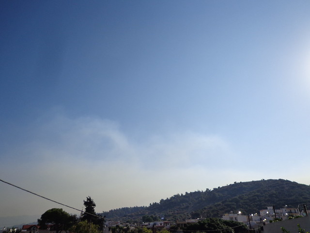 Καπνός πάνω από την Ψίνθο, ερχόμενος από την πυρκαγιά που ξέσπασε στη περιοχή του Άγιου Σουλά της Ρόδου.