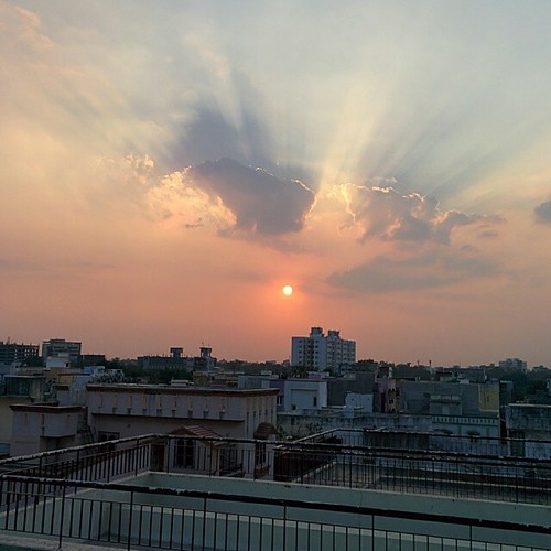 sunset square squareformat gujarat vadodara iphoneography instagramapp uploaded:by=instagram karelibagh