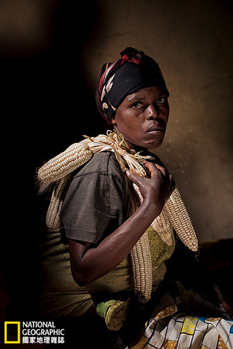 盧安達，瑪麗‧莫卡盧卡卡：「以前我種的食物只夠家人吃，而且只能吃兩個星期，」莫卡盧卡卡說。但自從獲得由「一畝基金會」借貸的種子和肥料後，她不僅大幅提升了產量，現在也飼養牲畜。攝影：Robin Hammond。圖片提供：《國家地理》雜誌中文版2014年7月號