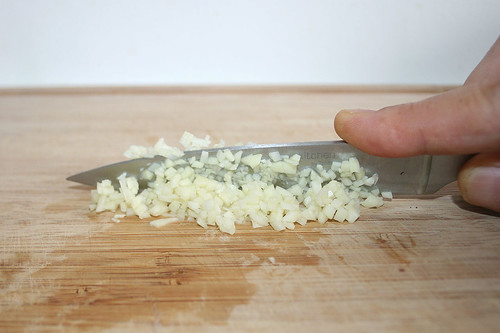 18 - Knoblauch zerkleinern / Chop garlic