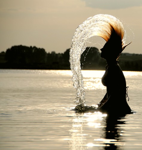 sunset sun lake water girl see women sonnenuntergang bikini frau baden sonne spiegelung abendsonne waser