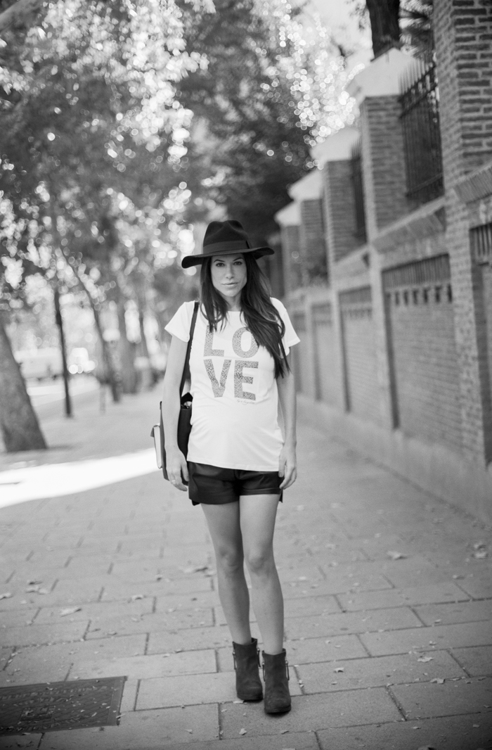 street style barbara crespo love a bicyclette tshirt tee fashion blogger outfit blog de moda hakei boots