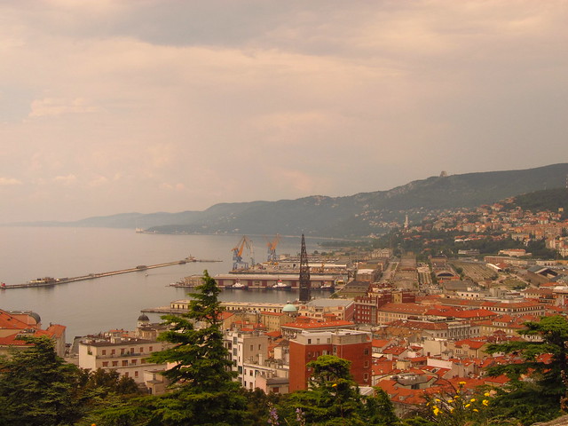 Trieste, son port industriel et le château Miramare