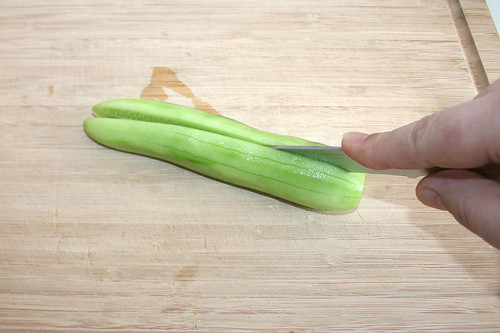 17 - Gurke halbieren / Cut cucumber in halfs
