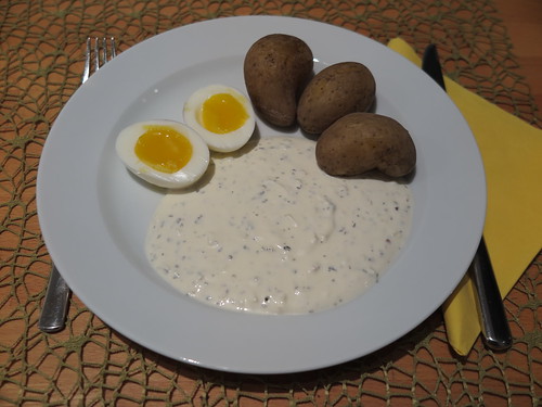 Pellkartoffeln mit Kräuterjoghurt und halben Eiern