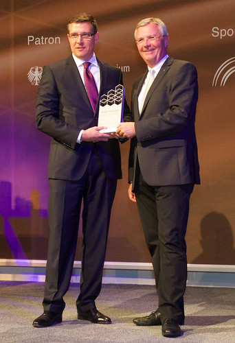 Tecnologia di commissionamento QuickPick Remote di Crown si aggiudica il premio IFOY Award 2014 nella categoria "Carrelli da magazzino".