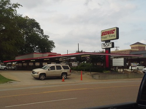 food classic vintage mississippi restaurant downtown fastfood frenchfries sonic hamburgers eat 80s ms 70s remodel rebuild olivebranch goodmanrd