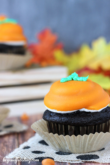 Pumpkin Spice Hi-Hat Cupcakes | beyondfrosting.com