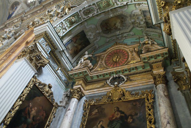 Intérieur baroque de l'Eglise Saint Jacques le Gésu à Nice.