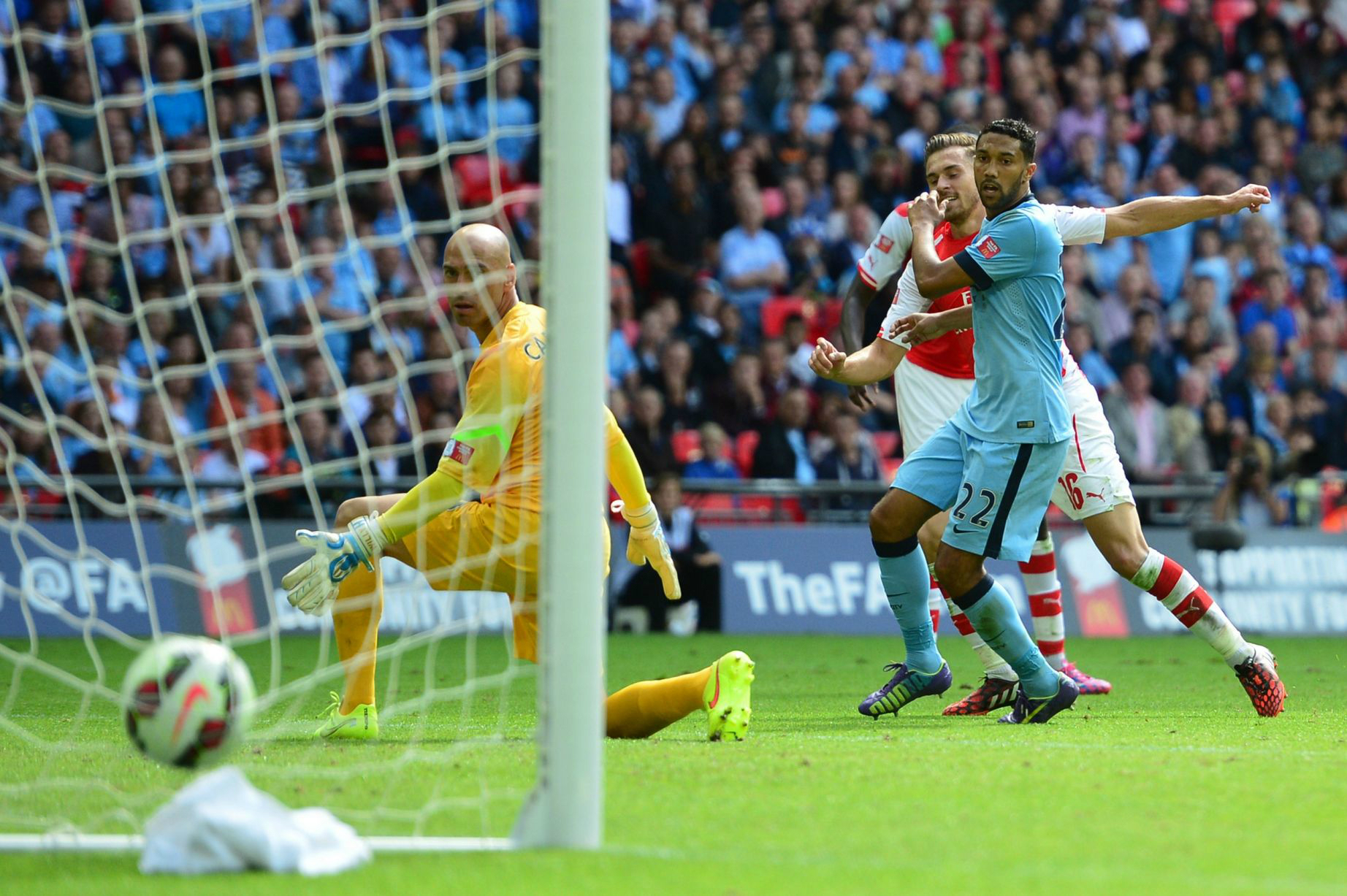 140810_ENG_Manchester_City_v_Arsenal_0_3_WAL_Aaron_Ramsey_scores_second